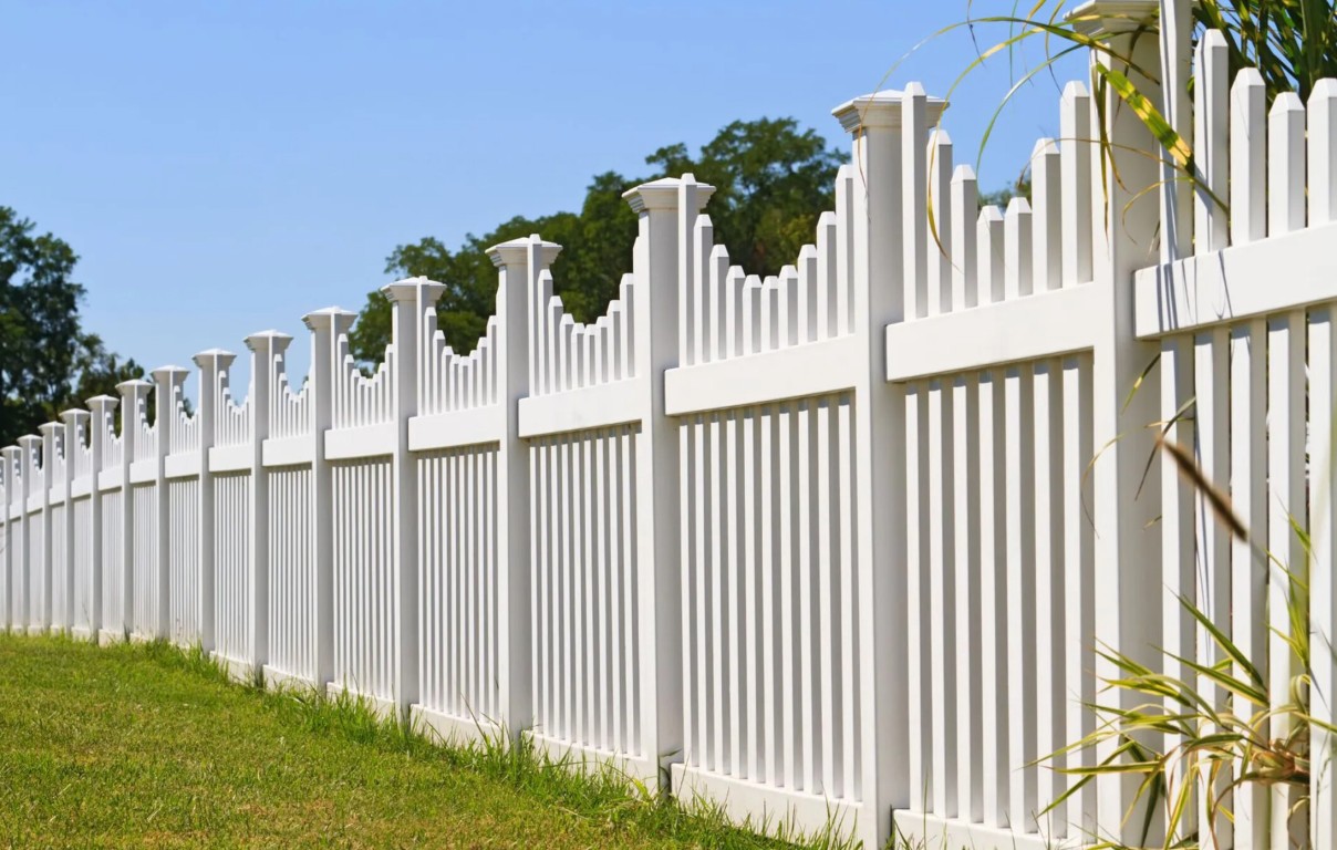 Beautiful and durable vinyl fencing in Bell Gardens, CA
